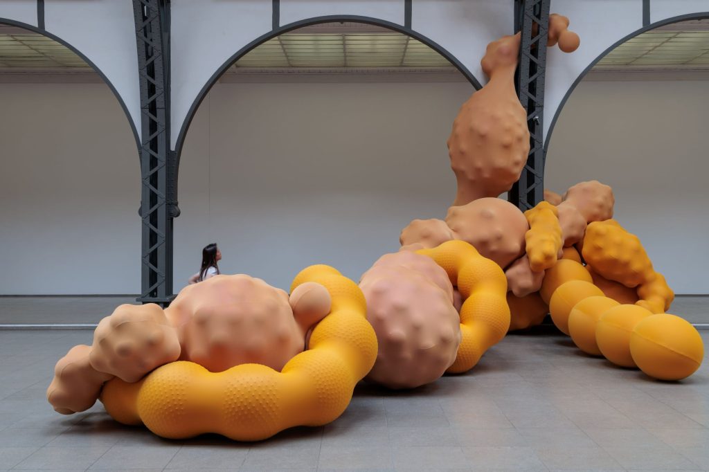 Immense biomorphic sculptures snake from floor to ceiling at Hamburger | RetinaComics